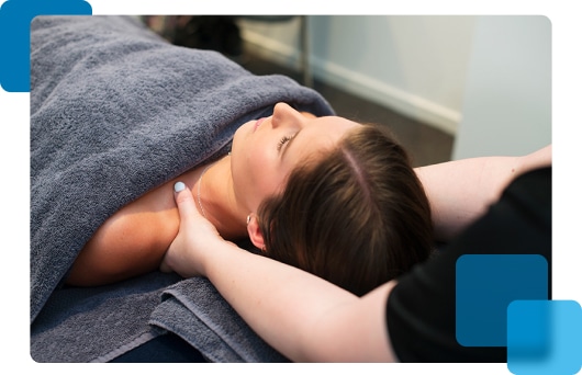 Massagist during a section with woman layed